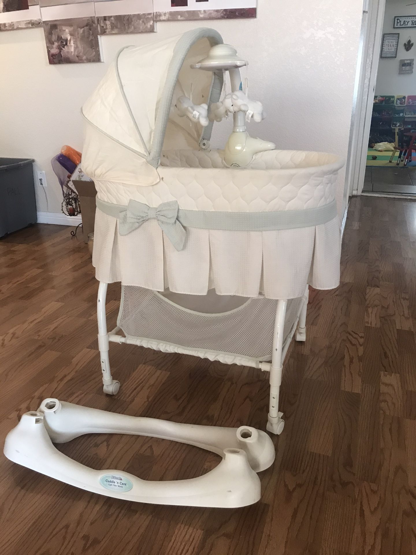 Kolcraft rocking bassinet