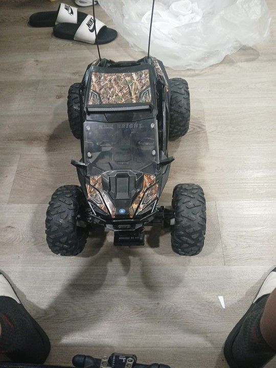 New Bright (1:5) Polaris RZR XP Pro 12.8V Battery Remote Control Camo ATV 2.4GHz