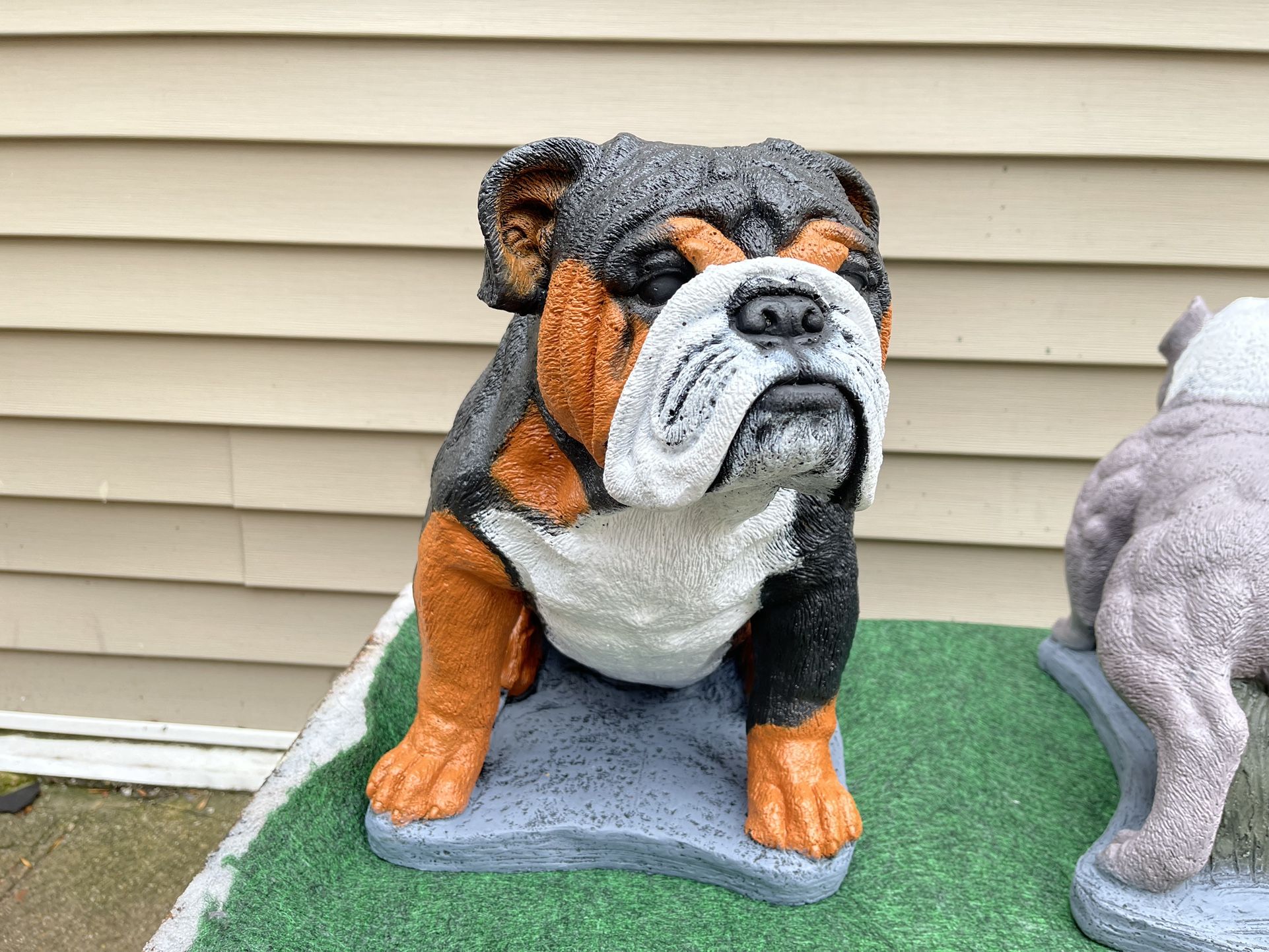 CONCRETE ENGLISH BULLDOG STATUE/ Estatua