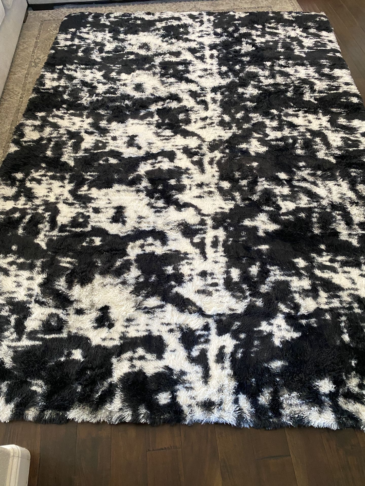 New 7’x10’ low shag black/white area rug (#199)