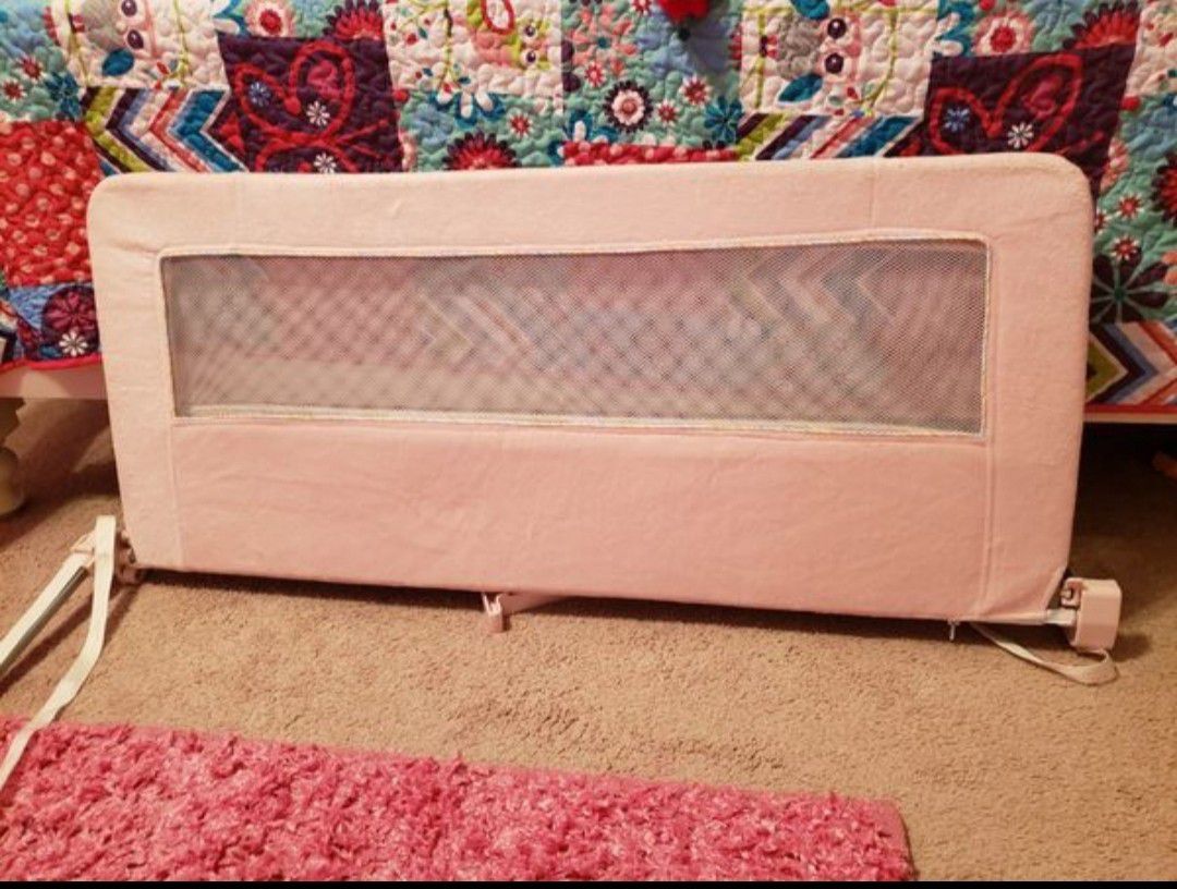 Pink ( washable) bed rail guard...great condition