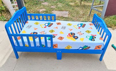 Blue Wood Toddler Bed Frame with Mattress and Sheet - Grand Prairie, TX