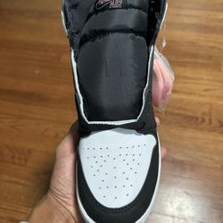 Air Jordan 1 High OG Size 7y/8.5W 