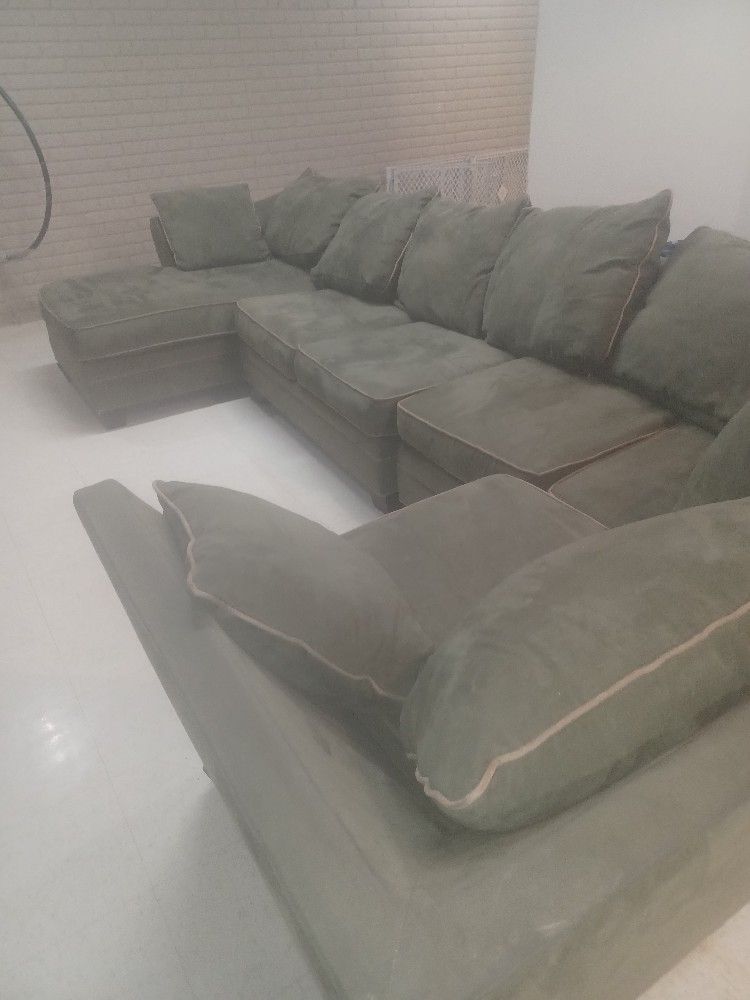 Raymour and Flanigan Green Modular Sectional Couch