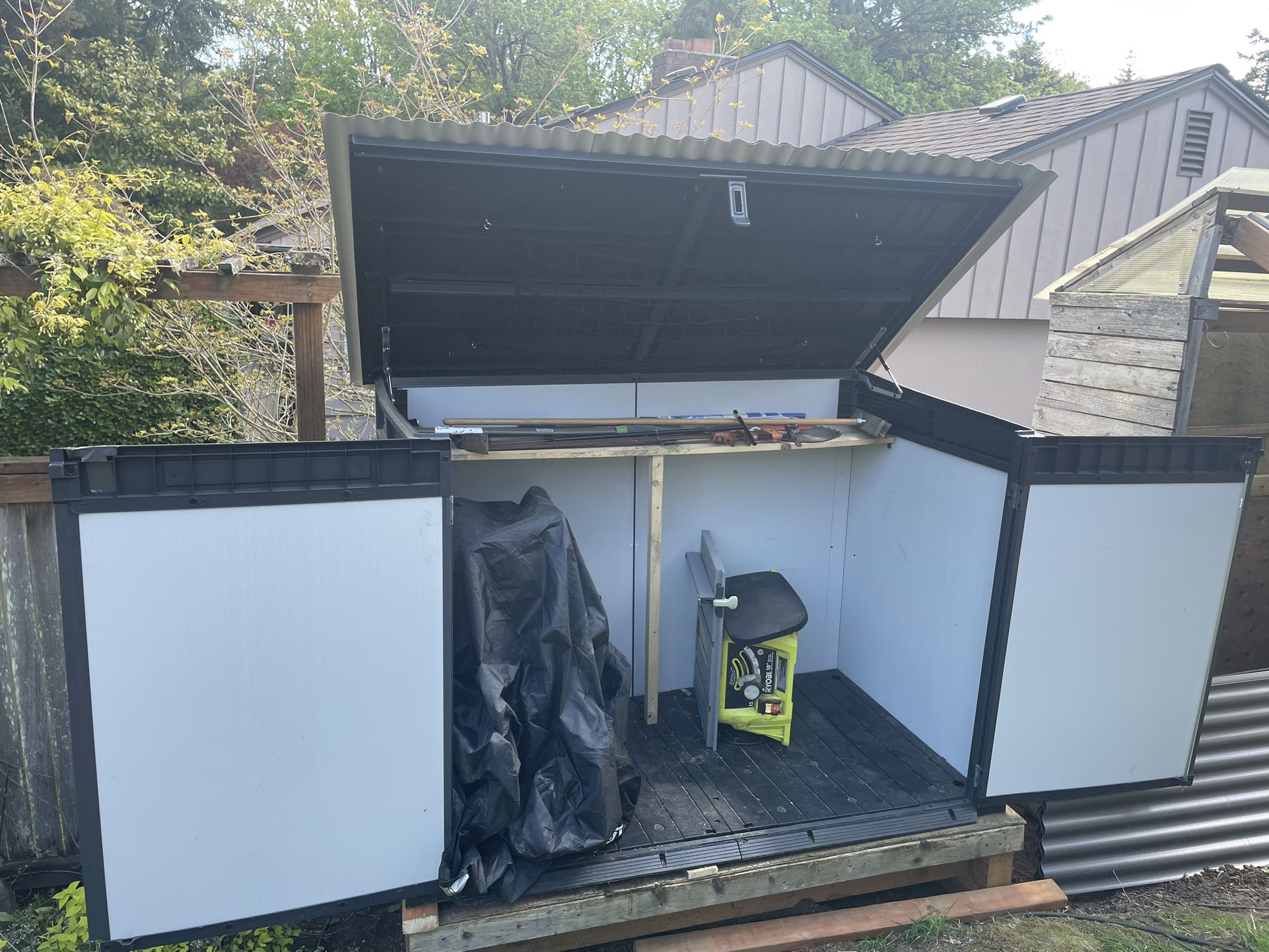 FREE Outdoor plastic shed XL Size, Rough Condition