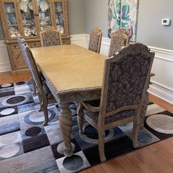 10 Piece Dinning Set It Comes With 8 Chairs And A China Cabinet 🗄 