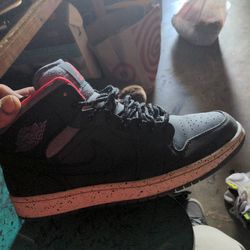 Nike Air jordons nice shoe like bran new make me a offer no low allers we know what they are size 10