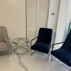 Muy Bien Estado, 3 Accent Chairs (2azules Y 1 Gris)Y La Mesita De Cristal Del Dorado.