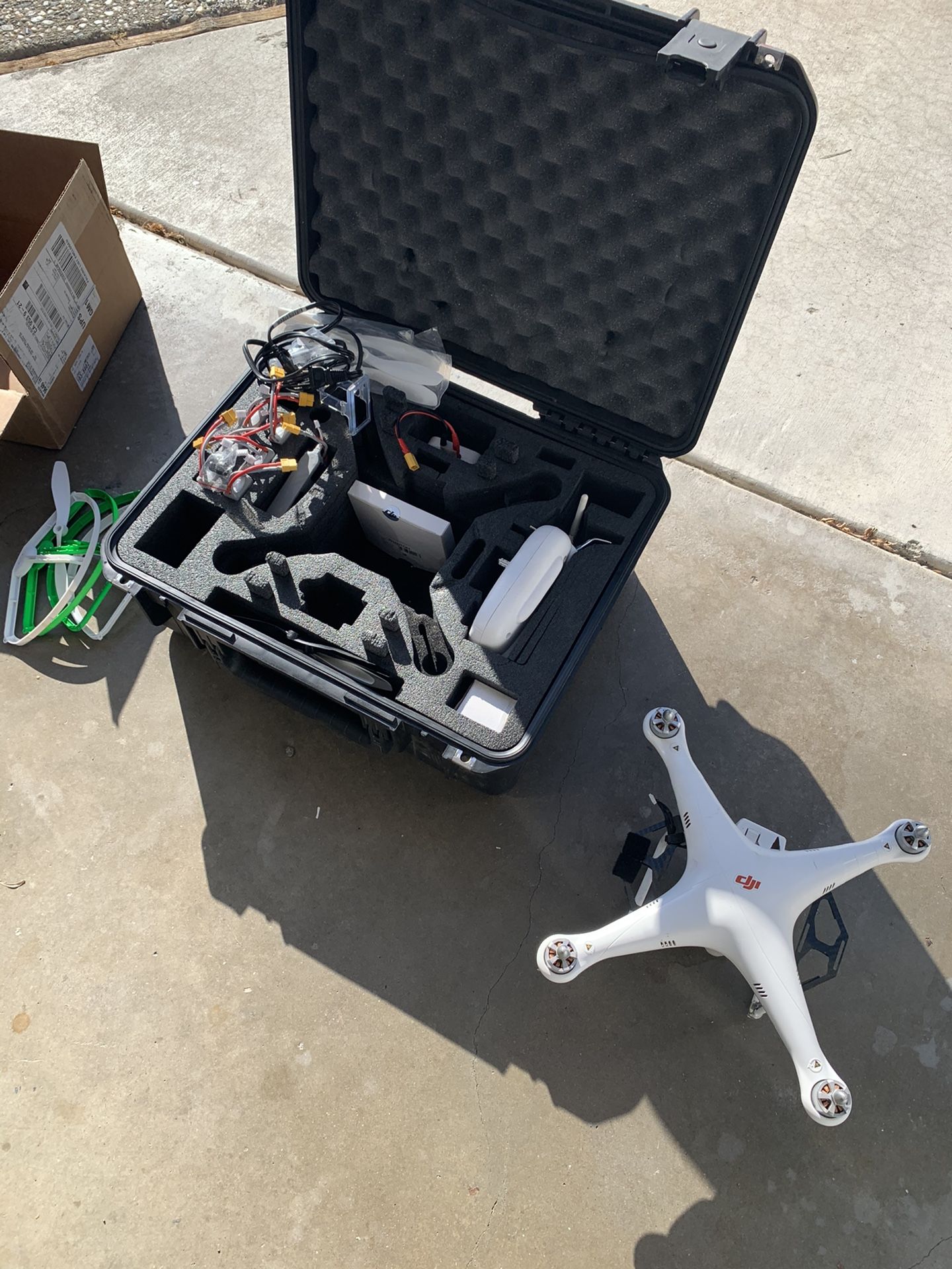 DJI phantom - Flys Great with lots of batteries and extras