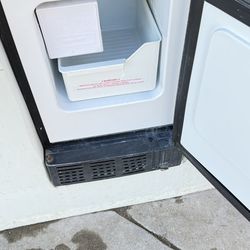 Ice maker works great moving sale