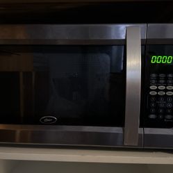 Oster 1100W Microwave 