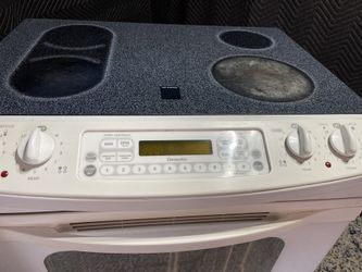 GE slide-in electric range  (DELIVERY AVAILABLE) Excellent condition look at how clean inside low