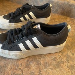 Adidas Sneakers Men’s 9.5/Women Women’s 11…. Like New.