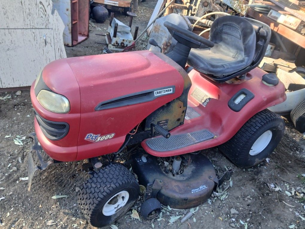 Craftsman DLT 3000 Riding Lawn mower 