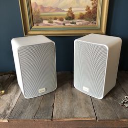 OPTIMUS PRO-X55AV RadioShack Bookshelf Speakers. WHITE!