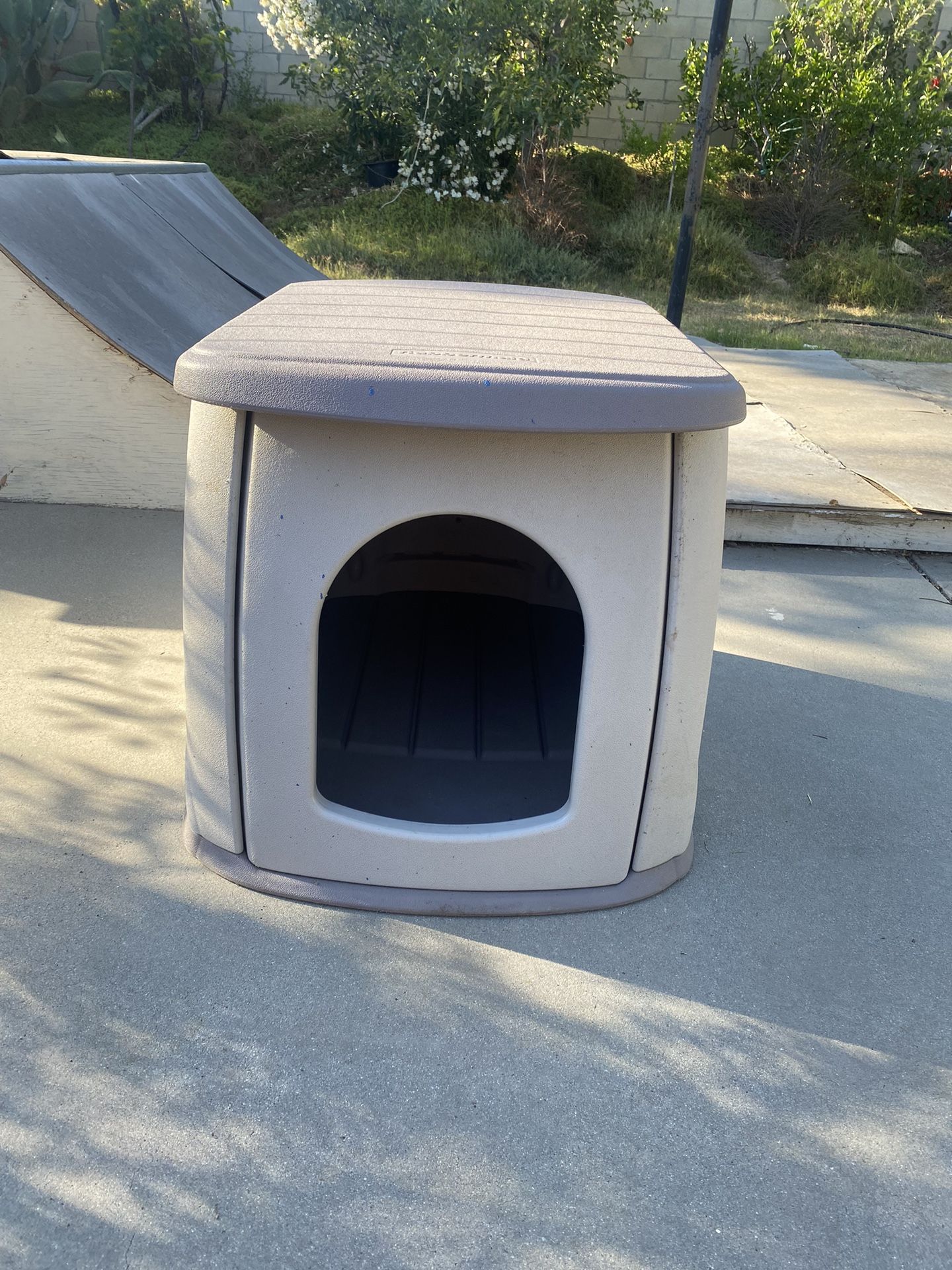Rubbermaid Dog House