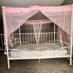 Great Condition Canopy Twin $60 