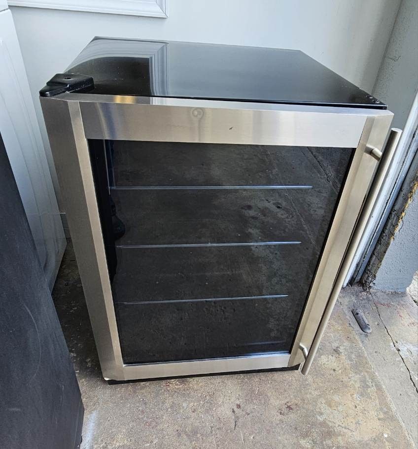 MAGIC CHEF WINE COOLER. for Sale in Miami, FL OfferUp