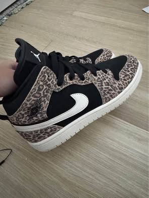Nike Air Jordan 1 Mid SE Shoes Leopard Print Youth Size 2.5Y No Box)