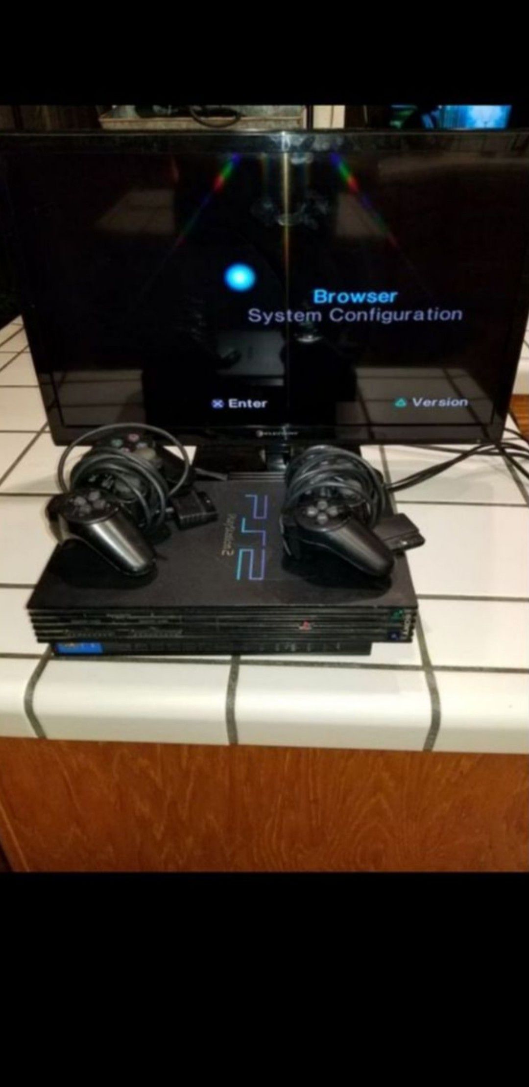TV / PS2 & TWO CONTROLLERS