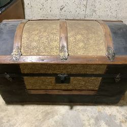 Vintage Steamer Trunk / Storage Chest – Decorative & Functional