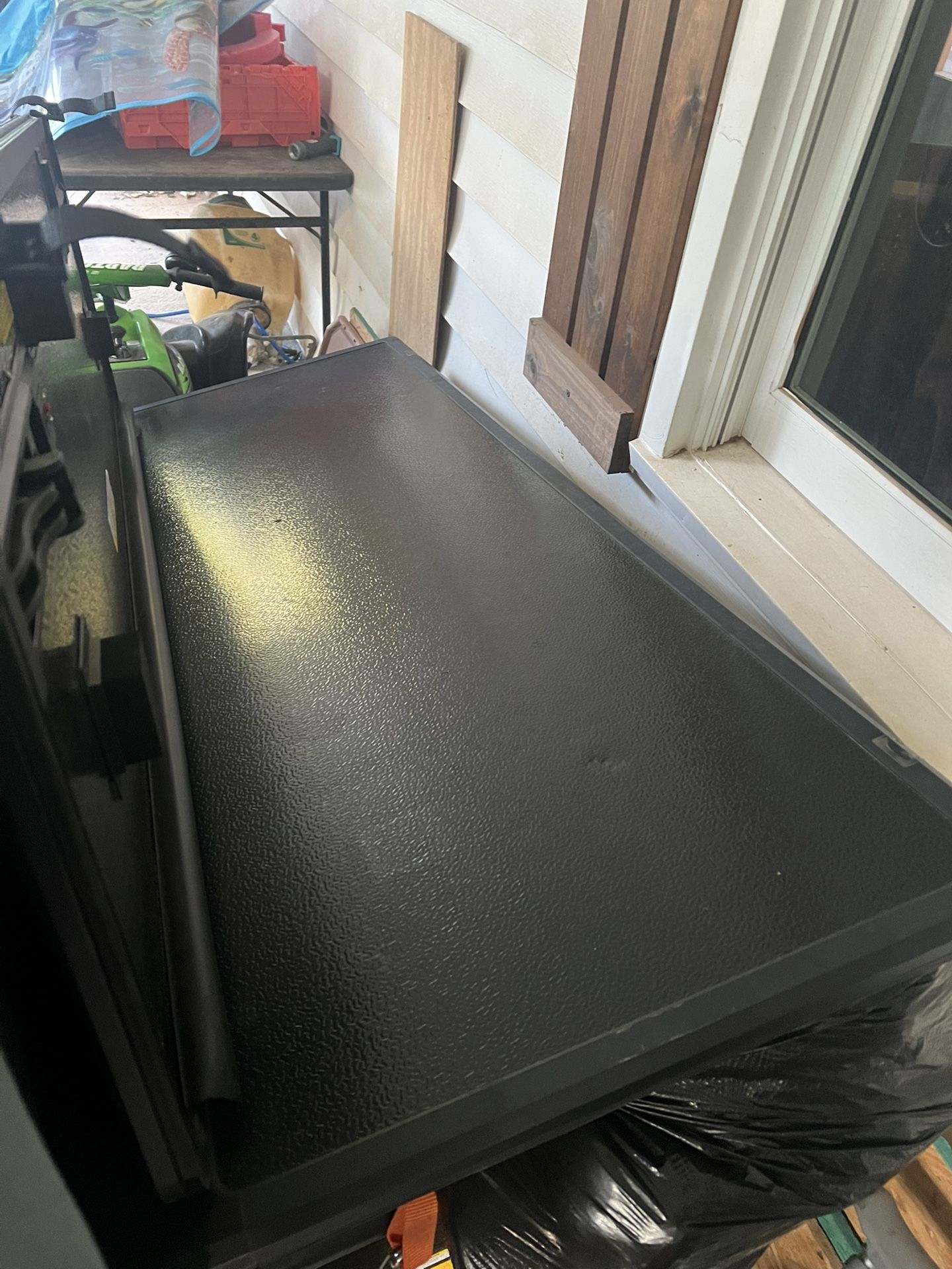 Rugged Hard Trifold Tonneau Cover
