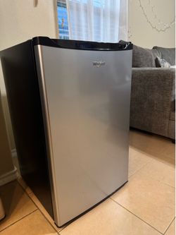 🧊 Whirlpool Mini Fridge 4.3 Cu Ft – $110 🧊