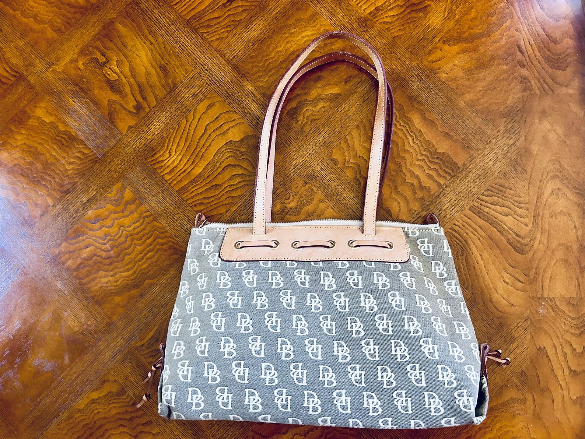 Dooney & Booke Purse. Like new!!!