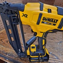 DEWALT 20V  XR  16 GAUGE  NAILER