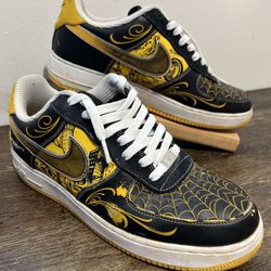 Men SZ 10 Nike Livestrong Air Force 1 Supreme TZ LAF Low Mr. Cartoon 378126-071  THESE ARE RARE SHOES FROM 2009 THEY ARE VERY USED AND IN ROUGH SHAPE 