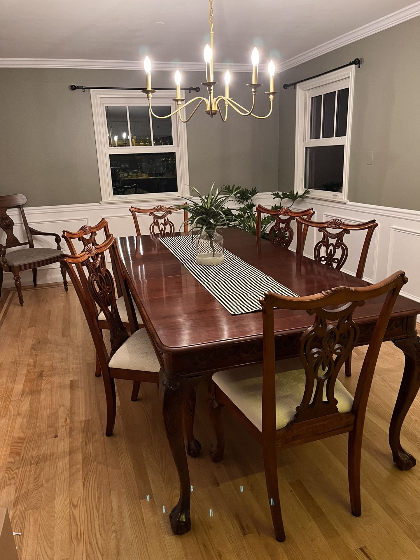 Dining Room Table With 6 Chairs In Fantastic Condition $800