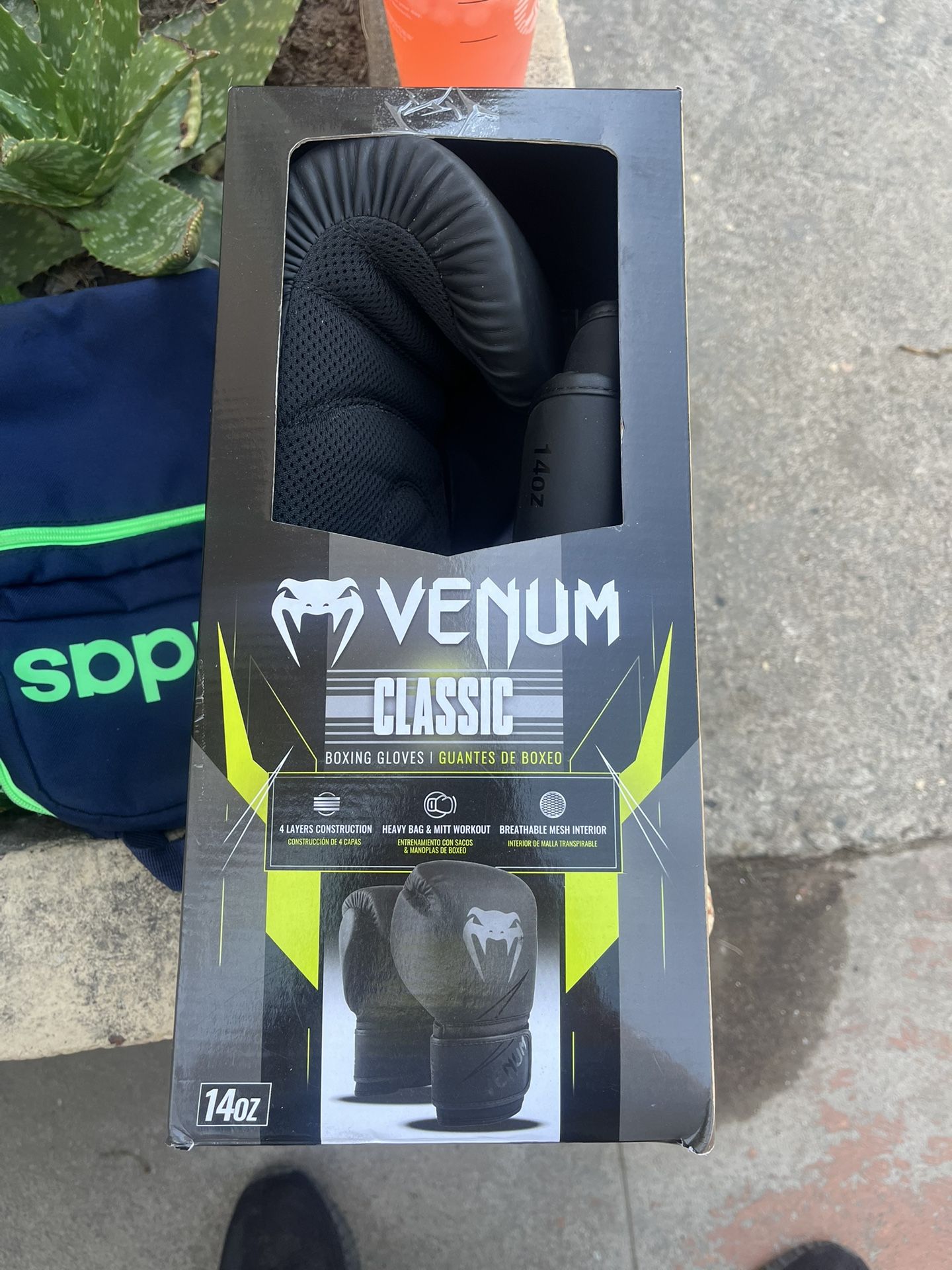 Venum Classic Boxing Gloves - 14oz, Unisex, Synthetic Leather Training Gloves for Boxing, Muay Thai, & Bag Work - Blac New Open Box