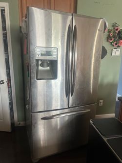 Fridge for sale great work but ice machine not working