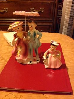 Vintage man and lady figurine with daughter