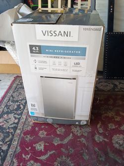 Vissani mini refrigerator