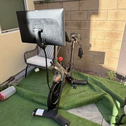 Peloton Bike w/ Screen – Excellent Condition – Ready to Ride