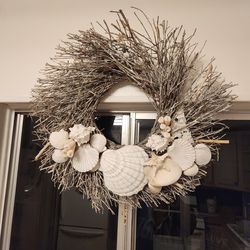 SHELL wreath & SHELL wicker basket