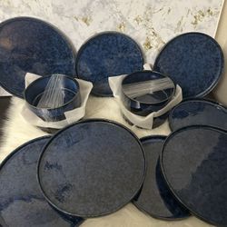 12 PIECE DINNERWARE SET VANCASSO