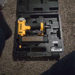 🟡 DEWALT 18-Gauge Brad Nailer (DWFP12233) – Like New w/ Case 🟡
