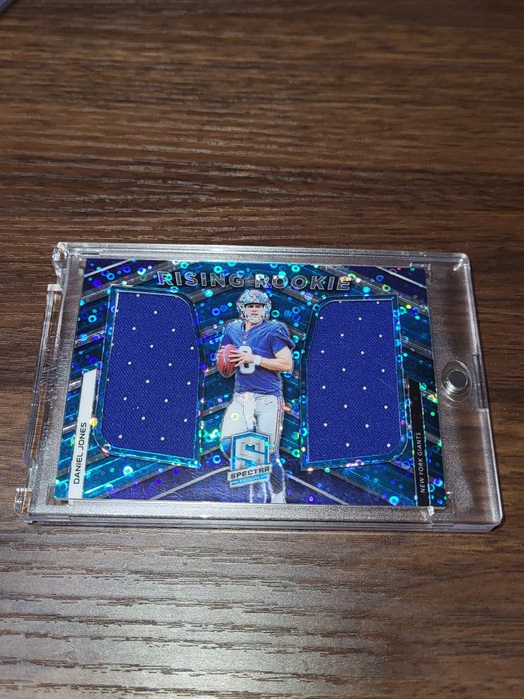 2019 RC Panini Spectra-Disco Prizm - Rookie Card-Daniel Jones - Rising Rookie Neon Blue Dual Patch /75 IN EXCELLENT CONDITION OR BETTER πβοΈβοΈ