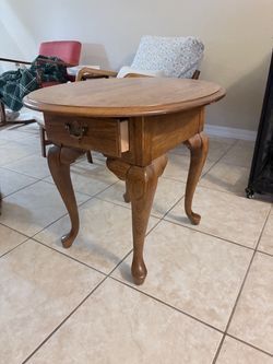 Queen Anne Oval Wood End Table with Drawer