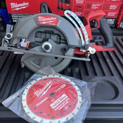 Milwaukee M18 FUEL 18V Lithium-Ion Cordless 7-1/4 in. Rear Handle Circular Saw (Tool-Only