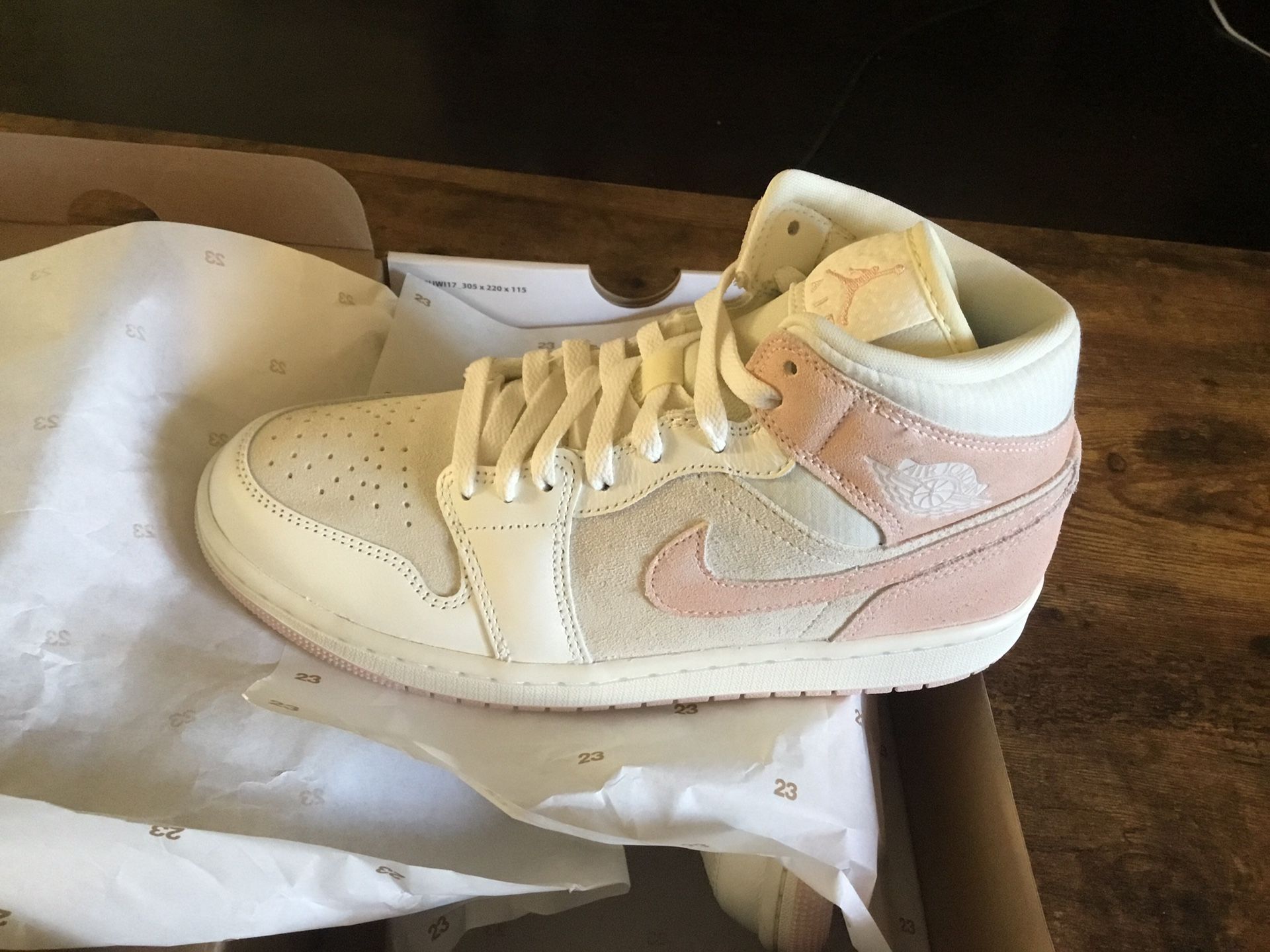 New Women’s Air Jordan 1 Mid SE size 9