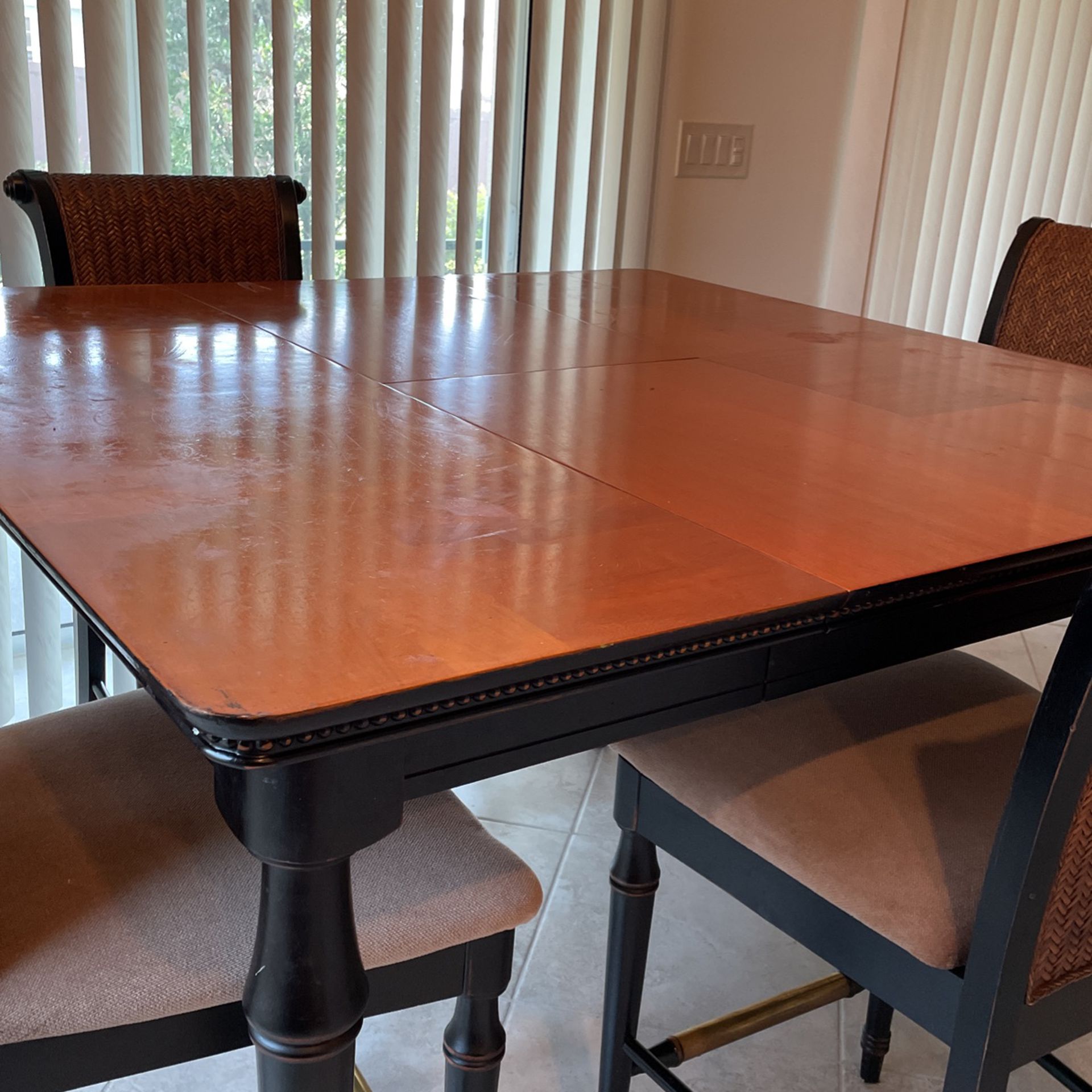 Wooden Kitchen Table /w 4 Chairs 