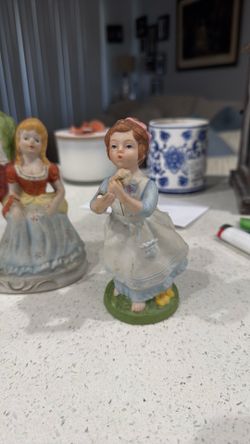 Porcelain figurine statues