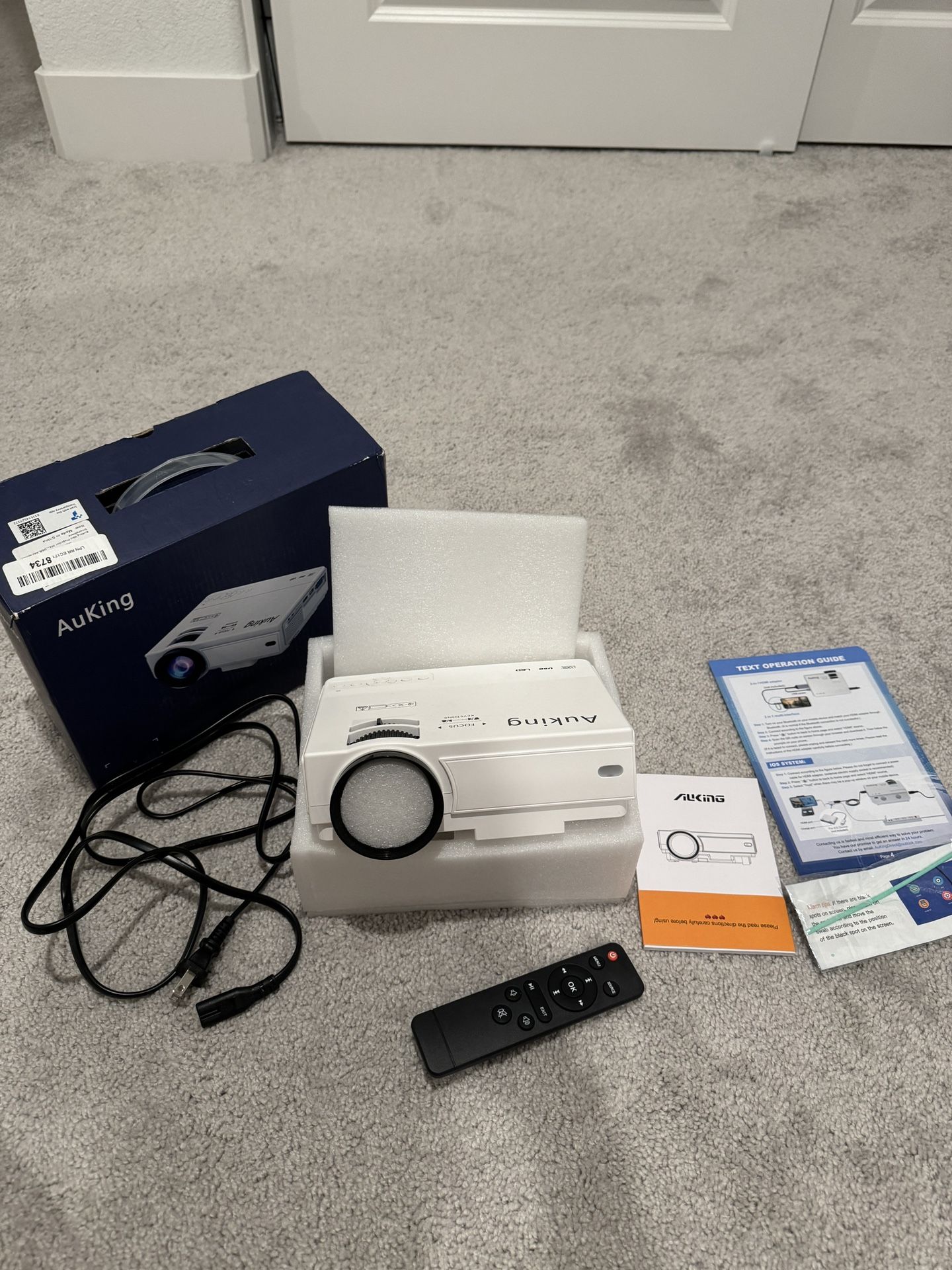 AuKing Projector, Mini Projector, Full HD 1080P Home Theater Video Projector