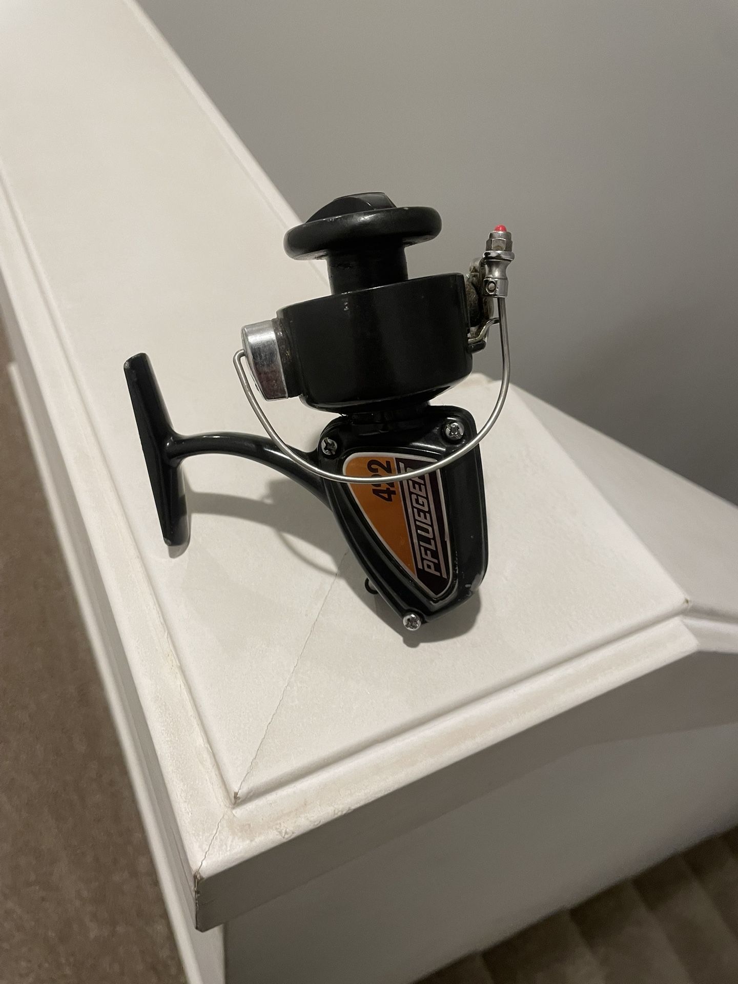 Vintage Pflueger 422 spinning fishing reel