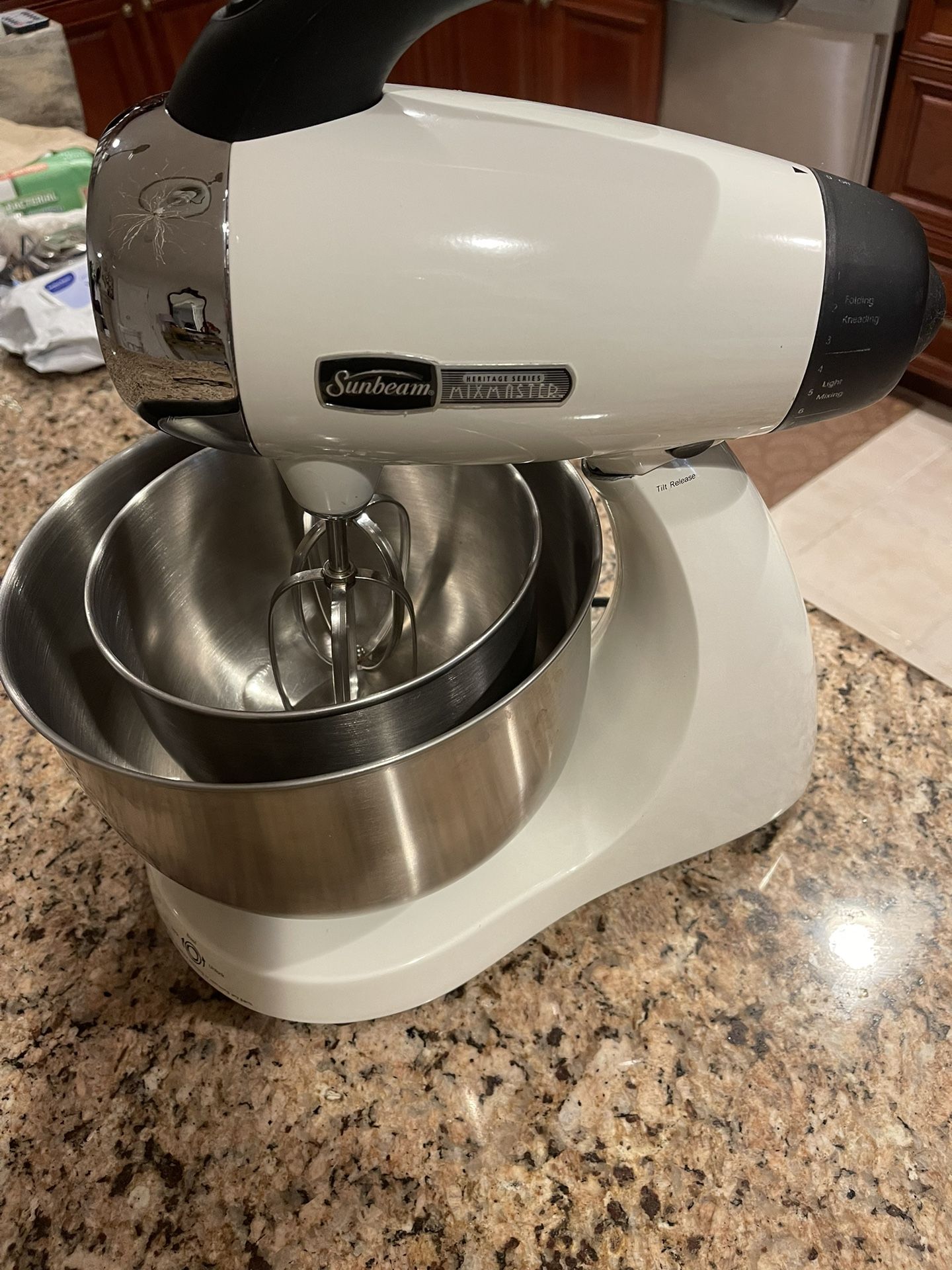 Sunbeam MixMaster White Soft-Start Technology Stand Mixer. for Sale in  Lindenhurst, NY - OfferUp