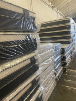 Queen Size Mattress Pillow Top 12"      New Mattress In A Plastic Sealed