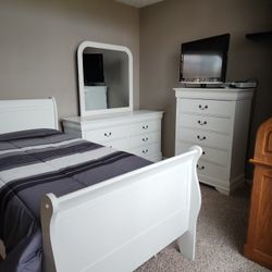 Twin Size Youth 5 Piece Bedroom Set.